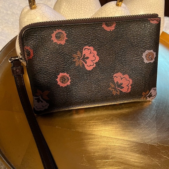 COACH Primrose Floral Signature Canvas Corner Zip Wristlet - Picture 1 of 6